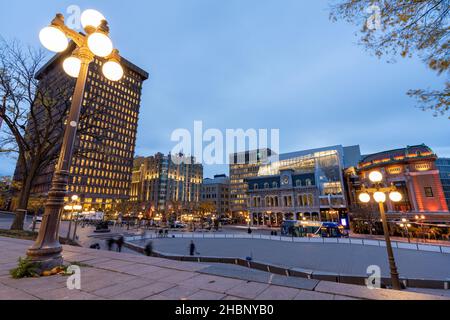 Quebec, Kanada - Oktober 18 2021 : Nachtansicht der Altstadt von Quebec City im Herbst. Place D'Youville. Stockfoto