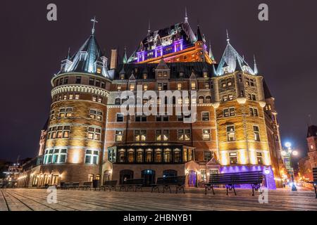 Quebec, Kanada - Oktober 18 2021 : Nachtansicht der Altstadt von Quebec Fairmont Le Chateau Frontenac im Herbst. Stockfoto