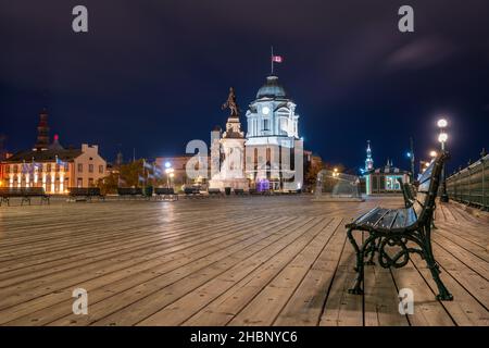 Quebec, Kanada - Oktober 18 2021 : Nachtansicht der Terrasse Dufferin. Altstadt von Quebec City im Herbst. Stockfoto