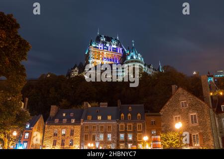 Quebec, Kanada - Oktober 18 2021 : Nachtansicht der Altstadt von Quebec Fairmont Le Chateau Frontenac im Herbst. Stockfoto