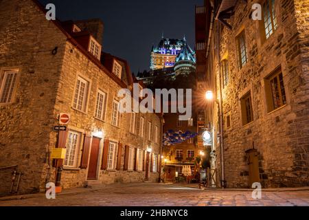 Quebec, Kanada - Oktober 18 2021 : Umbrella Alley. Blick auf die Altstadt von Quebec City in der Herbstnacht. Stockfoto