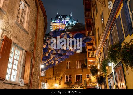 Quebec, Kanada - Oktober 18 2021 : Umbrella Alley. Blick auf die Altstadt von Quebec City in der Herbstnacht. Stockfoto