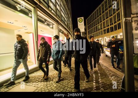 München, Bayern, Deutschland. 20th Dez 2021. Corona-Leugner, Anti-Vaxxer, Junge Alternative/Identitaere Bewegung Mitglieder und mindestens zwei Neonazis (einer sagte, er sei aus Dresden) setzten fort zu zeigen, dass die Anti-Pandemie-Regeln und -Gesetze nicht auf sie anwendbar sind. Fast 200 versammelten sich am Marienplatz, verbrachten dann die nächsten zwei Stunden ohne Registrierung marschieren und einfach den Weg wechseln, als die Polizei versuchte, sie zu stoppen. Das erklärte Ziel besteht darin, diese Ereignisse als „Infektionsparteien“ zu bezeichnen, damit sie wiederhergestellte Zertifikate erhalten können. (Bild: © Sachelle Babbar/ZUMA Press Wire) Stockfoto