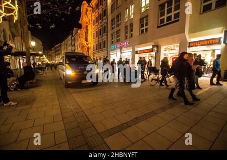 München, Bayern, Deutschland. 20th Dez 2021. Corona-Leugner, Anti-Vaxxer, Junge Alternative/Identitaere Bewegung Mitglieder und mindestens zwei Neonazis (einer sagte, er sei aus Dresden) setzten fort zu zeigen, dass die Anti-Pandemie-Regeln und -Gesetze nicht auf sie anwendbar sind. Fast 200 versammelten sich am Marienplatz, verbrachten dann die nächsten zwei Stunden ohne Registrierung marschieren und einfach den Weg wechseln, als die Polizei versuchte, sie zu stoppen. Das erklärte Ziel besteht darin, diese Ereignisse als „Infektionsparteien“ zu bezeichnen, damit sie wiederhergestellte Zertifikate erhalten können. (Bild: © Sachelle Babbar/ZUMA Press Wire) Stockfoto