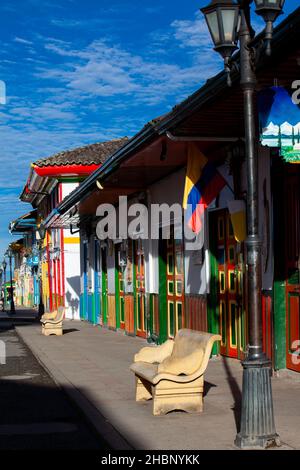 Die schöne Calle Real und die Fassaden der Häuser der kleinen Stadt Salento in der Region Quindio in Kolumbien Stockfoto