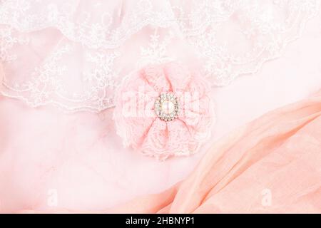 Rosa Spitzenblume mit einer Perle auf einem rosa Hintergrund Stockfoto