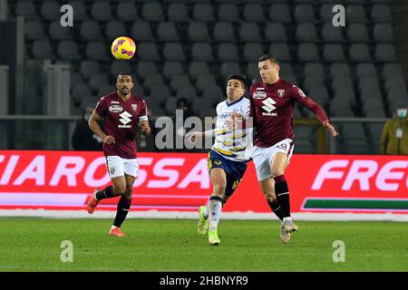 Alessandro Buongiorno vom FC Turin und Giovanni Simeone Hellas Verona FC im Einsatz während des Spiels der Serie A 2021/22 zwischen dem FC Turin und Hellas Veron Stockfoto