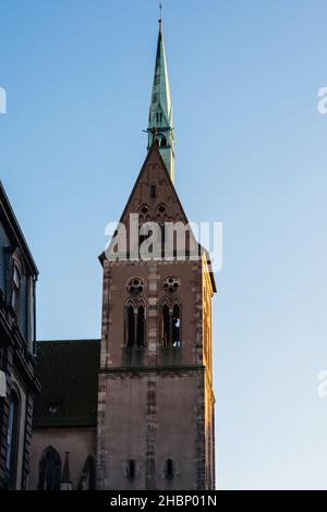 Blick auf den herrlichen Turm der protestantianischen Kirche Eglise Saint-Pierre-le-Jeune Stockfoto