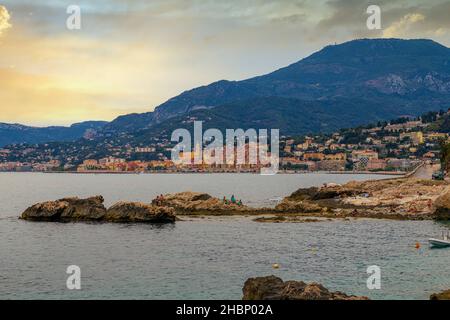 Ventimiglia, Ligurien, Provinz Imperia, Italien: 10. August 2021. Wilder Strand von Balzi Rossi, Grenze zu Frankreich mit Blick auf Menton. Stockfoto