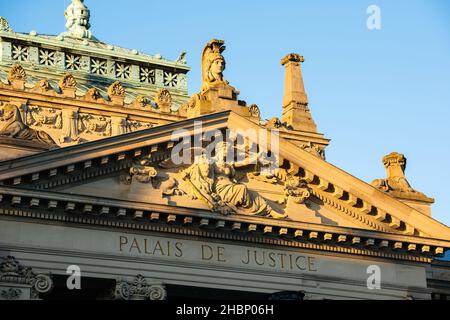 Antike Statuen am Palais de Justice im Zentrum von Straßburg, klarer blauer Himmel Stockfoto