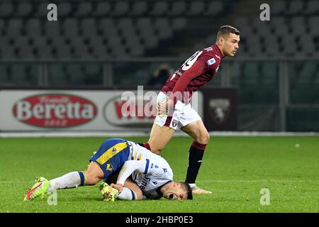 Turin, Italien. 19th Dez 2021. Alessandro Buongiorno vom FC Turin und Giovanni Simeone Hellas Verona FC in Aktion während des Spiels der Serie A 2021/22 zwischen dem FC Turin und dem FC Hellas Verona im Olimpico Grande Torino Stadium am 19. Dezember 2021 in Turin, Italien Photo ReporterTorino Credit: Independent Photo Agency/Alamy Live News Stockfoto