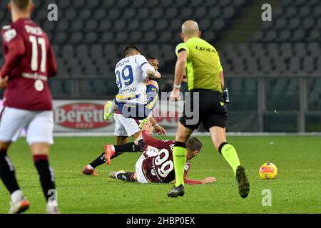 Alessandro Buongiorno vom FC Turin und Giovanni Simeone Hellas Verona FC im Einsatz während des Spiels der Serie A 2021/22 zwischen dem FC Turin und Hellas Veron Stockfoto