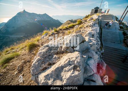 Lovcen, Montenegro-September 14 2019: Wenn die Sonne untergeht, wandern Touristen vom Gipfel des Mount Lovcen, um Treppen in den Tunnel hinunterzusteigen, vorbei an der Durchfahrt Stockfoto