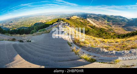 Lovcen Nationalpark, Montenegro-September 14 2019: Weitwinkelaufnahme, bei Sonnenuntergang, Besucher klettern diese Stufen hinauf, in Richtung eines langen Tunnels, der durch den Berg geschnitten wird Stockfoto