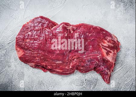 RAW Organic Flank Bavette oder Flap Beef Steak. Weißer Hintergrund. Top Vie Stockfoto