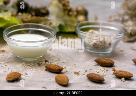 Organische, hausgemachte Gesichtsmaske mit Mandelpulver und Milch zur Verjüngung der trockenen Haut im Winter Stockfoto