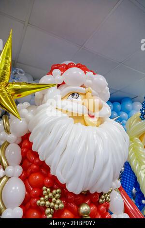 Die Neujahrsfiguren von Weihnachtsmann und Schneewittchen aus Ballons. Wir feiern Neujahr, weihnachten. Stockfoto