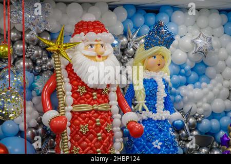 Die Neujahrsfiguren von Weihnachtsmann und Schneewittchen aus Ballons. Wir feiern Neujahr, weihnachten. Stockfoto