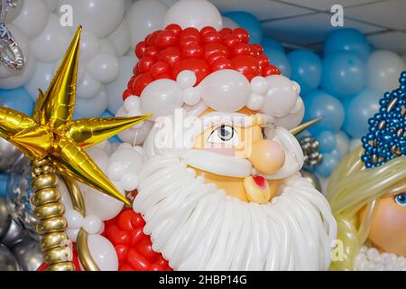 Die Neujahrsfiguren von Weihnachtsmann und Schneewittchen aus Ballons. Wir feiern Neujahr, weihnachten. Stockfoto