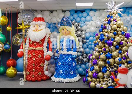 Die Neujahrsfiguren von Weihnachtsmann und Schneewittchen aus Ballons. Wir feiern Neujahr, weihnachten. Stockfoto