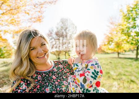 Nahaufnahme Porträt einer Mutter und Kleinkind Mädchen lächeln zusammen Stockfoto