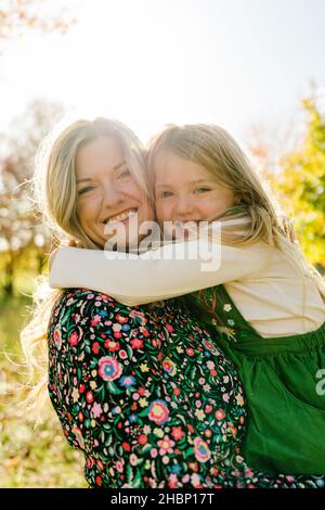 Direkt auf dem Porträt einer Mutter, die ihre Tochter hält Stockfoto