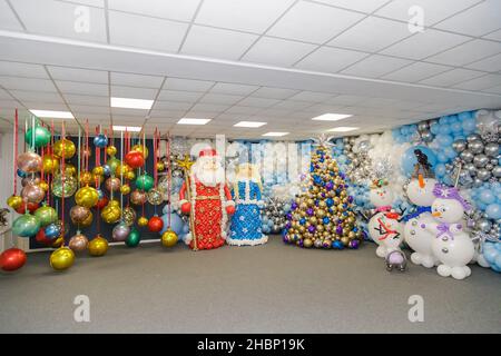 Die Neujahrsfiguren von Weihnachtsmann und Schneewittchen aus Ballons. Wir feiern Neujahr, weihnachten. Stockfoto