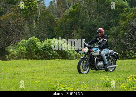 Mann auf seinem klassischen Motorrad im Khao Yai Nationalpark Stockfoto