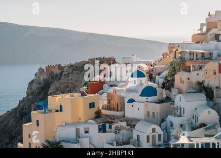 Weiße Häuser mit blauen Dächern in Oia, Santorini Stockfoto