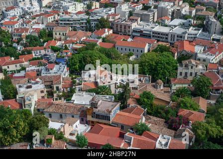 Draufsicht auf die roten Ziegeldächer alter Häuser in Athen Stockfoto