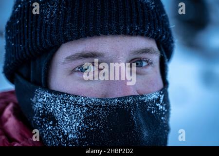 Nahaufnahme eines Mannes im Hut im Winter Stockfoto