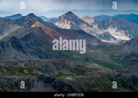 Schöne Aussicht auf die Berge gegen den bewölkten Himmel Stockfoto