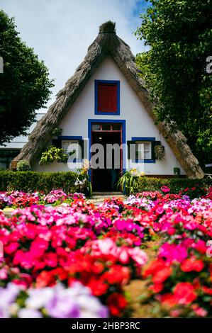 Eine vertikale Aufnahme typischer Santana-Häuser in Portugal Stockfoto
