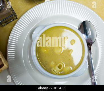 Nudelsuppe in einer Schüssel serviert Stockfoto