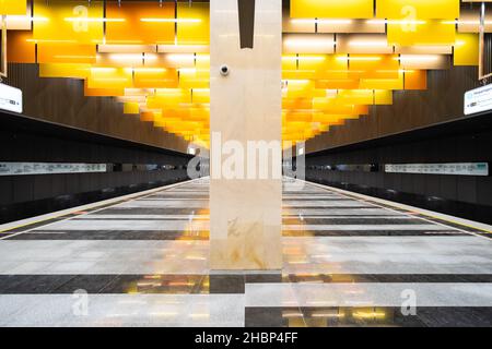 8. Dezember 2021. Moskau. Russland. Eine symmetrische Ansicht des Innenraums der neuen U-Bahn-Station Novatorskaya auf einem Abschnitt der großen Kreislinie der Moskauer Metro. Stockfoto