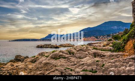 Ventimiglia, Ligurien, Provinz Imperia, Italien: 10. August 2021. Wilder Strand von Balzi Rossi, Grenze zu Frankreich mit Blick auf Menton. Stockfoto