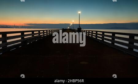 Der zerstörte Berkeley Pier in der blauen Stunde. Es wurde 2015 geschlossen, nachdem es als unsicher eingestuft wurde. Stockfoto