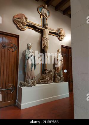 MOSKAU, RUSSLAND - 22. August 2020: Eine vertikale Aufnahme einer Skulptur der Kreuzigung Jesu im Puschkin-Museum in Moskau, Russland Stockfoto