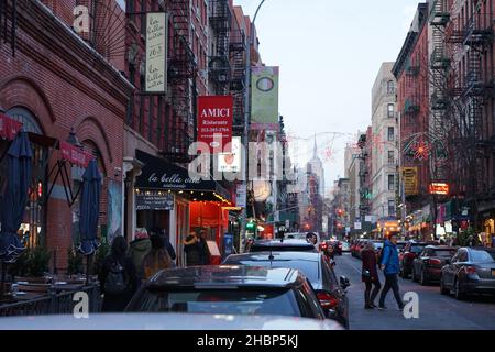 NEW YORK CITY, USA - 18. Feb 2019: Eine belebte Straße in New York City, USA Stockfoto
