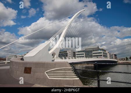 Samuel Beckett Bridge - drehbare Straße und Kabelbrücke in Dublin, Blick auf das Convention Center und das IFSC House, Docklands, Dublin, Irland, Stockfoto