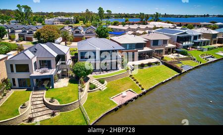 Mulwala, New South Wales Australien - Dezember 11 2021: Luftaufnahme der Luxushäuser am Lake Mulwala Stockfoto