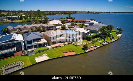 Mulwala, New South Wales / Australien - Dezember 11 2021: Luftaufnahme des Cypress Drive in Mulwala NSW Australien Stockfoto