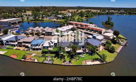 Mulwala, New South Wales Australien - Dezember 11 2021: Luftaufnahme von Ferienhäusern und Apartments am Ufer des Lake Mulwala NSW Australia Stockfoto