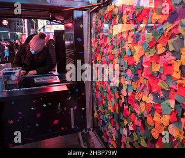 New York, New York, USA. 20th Dez 2021. Besucher schreiben am 20. Dezember 2021 in New York City an der Neujahrswünsche-Mauer am Times Square ihre Wünsche auf. (Bild: © Debra L. Rothenberg/ZUMA Press Wire) Bild: ZUMA Press, Inc./Alamy Live News Stockfoto