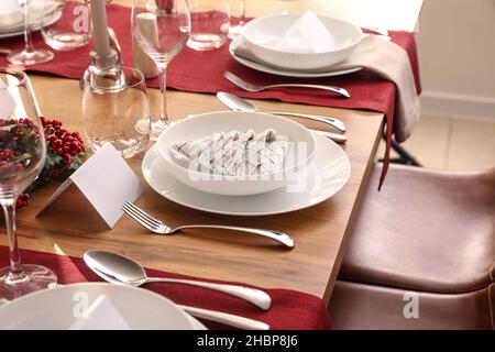 Festlicher Tisch für Weihnachtsfeiern im Speisesaal Stockfoto