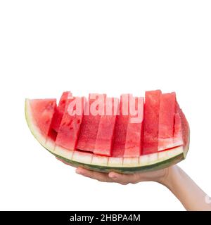Eine weibliche Hand hält ein Stück Wassermelone mit reifem, in Scheiben geschnittenem Fruchtfleisch auf einem isolierten Hintergrund. Kernlose rote Wassermelone Stockfoto