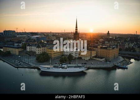 Die Skyline von Stockholm während des Sonnenuntergangs im Sommer. Hochwertige Fotos Stockfoto