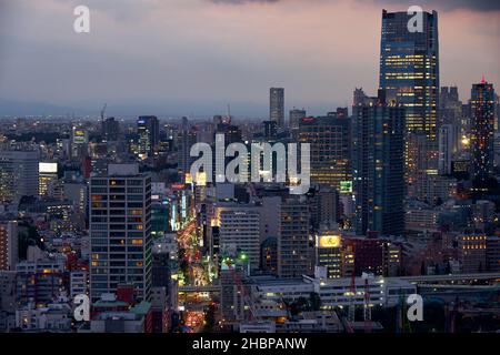 Tokio, Japan - 23. Oktober 2019: Die Wolkenkratzer der ARK Hills von der Aussichtsplattform des Tokyo Tower bei Nacht aus gesehen. Minato Stadt. Tokio. Japan Stockfoto