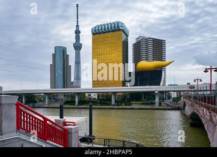 Tokio, Japan - 24. Oktober 2019 Asahi Beer Hall und Asahi Flame of Asahi Breweries Headquarters, die bekanntesten modernen Strukturen Tokyos, loc Stockfoto