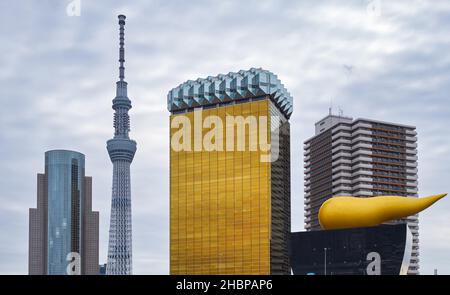 Tokio, Japan - 24. Oktober 2019 die bekanntesten modernen Strukturen von Tokio, Asahi Beer Hall, Asahi Flame, Sumida ward Office und Tokyo Skytree, Stockfoto